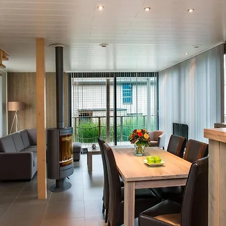 Serene Luxe Lakeside 别墅