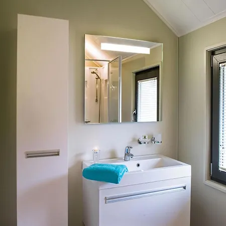 Serene Luxe Lakeside 别墅