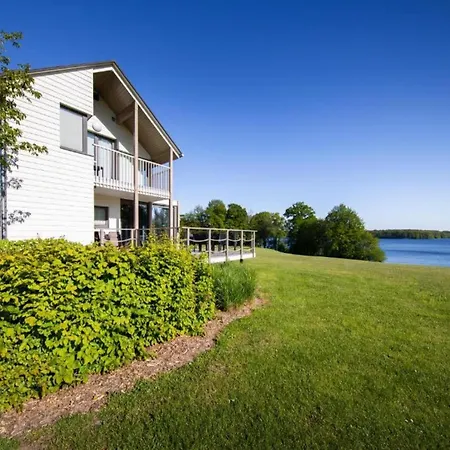 Serene Luxe Lakeside 别墅