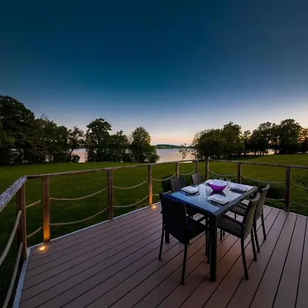 Serene Luxe Lakeside Villa *