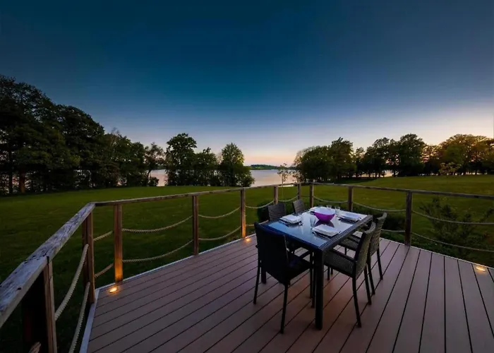 Serene Luxe Lakeside Villa *