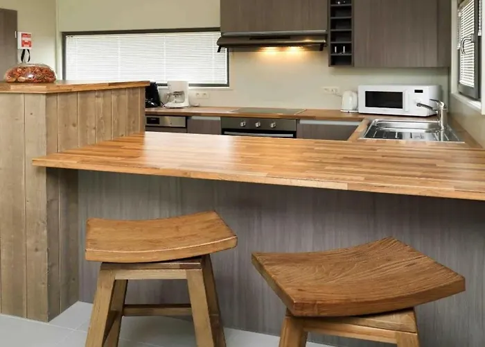 Serene Luxe Lakeside Villa *